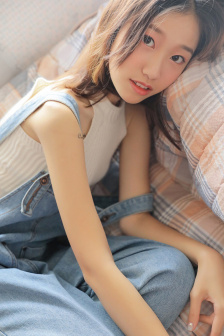 大手从衣服下摆探进去